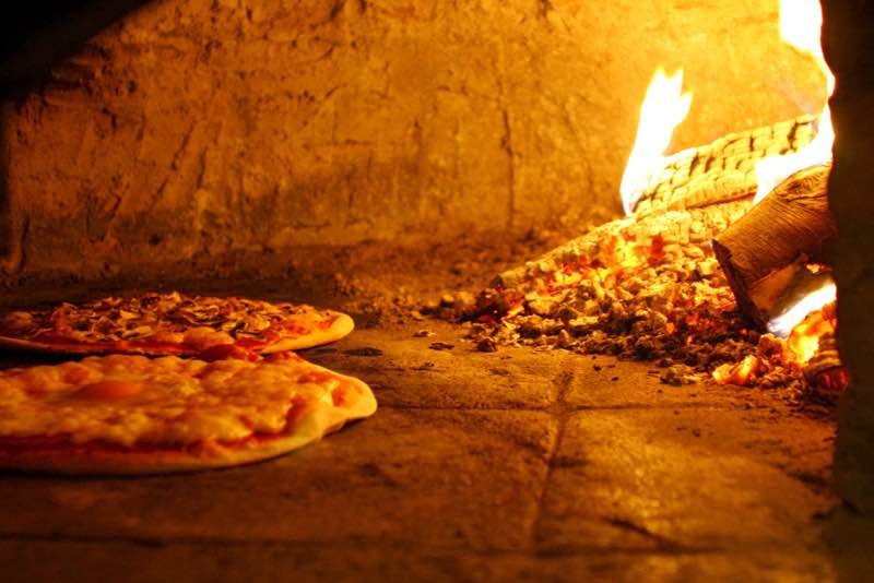 Ekspertens råd: Dette brænde er bedst til pizzaovn
